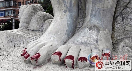 女神雕像被人肆意“恶搞”脚趾被涂红油漆