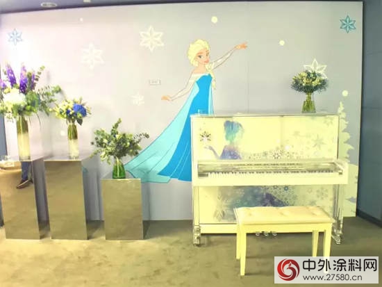 9月5日,华特迪士尼(中国)在上海举行了迪士尼大中华区2018年度启动大会!今年的启动大会可谓盛况空前,广泛邀请了迪士尼各大领域的被授权商、零售商、媒体合作伙伴等嘉宾(咱们华润漆也在其中哦),现场非常热闹。 刚刚走近会场,大家就已经感受到了浓厚的迪士尼氛围。在绿色草坪上,超酷的漫威超级英雄们相继集结,表示着对嘉宾们的热烈欢迎。