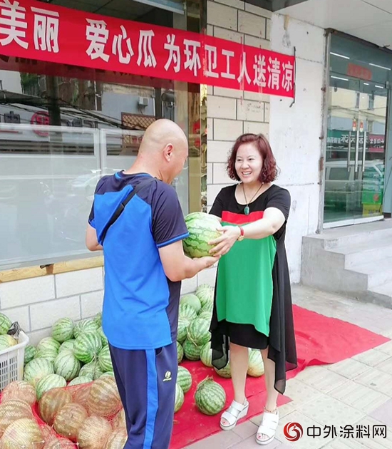 持续的高温,让人们倍受烈日的炙烤。即便如此,仍然有些人在热意肆虐之时,坚守在自己的工作岗位上,比如保持城市整洁而全身湿透的环卫工人,为了表达对环卫工人的敬意和感谢,鳄鱼漆的工作人员发起了爱心西瓜送清凉的公益活动,在门店前给环卫工人送上夏日里甘甜可口的西瓜。鳄鱼人始终牢记公司的企业文化,时刻秉持人文关怀,在最炎热的时节,为城市最可爱的人送上了一份清凉和关爱。 鳄鱼漆门店为环卫工人准备了大量的西瓜,除此之外,还为其贴心地准备了毛巾,环卫工人领取西瓜的同时也不停地感谢鳄鱼漆的工作人员,纷纷表示:你们真的很