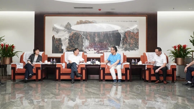 扬州市委常委、经开区党工委书记潘学元一行赴东方雨虹考察交流