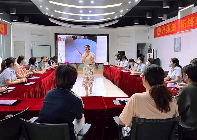 上海展辰开展“珍珠饰品DIY”公益乐学活动