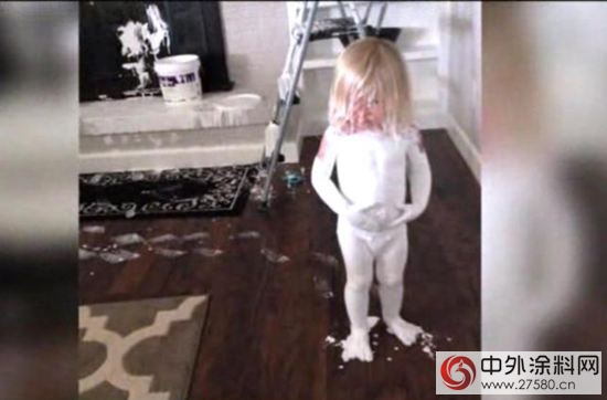 美两岁女童打翻油漆桶被染色照片疯传网络