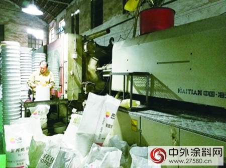 质监查获一涂料制假窝点 假冒品连防伪二维码都跟正品一样"118806"