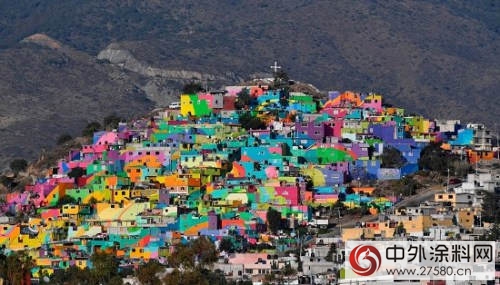 街头艺术家为墨西哥小镇披五彩“新衣”"121270"