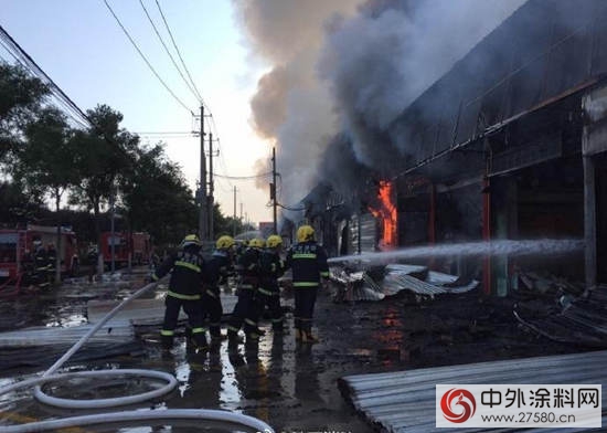 西安一建材市场突发大火 现场浓烟滚滚