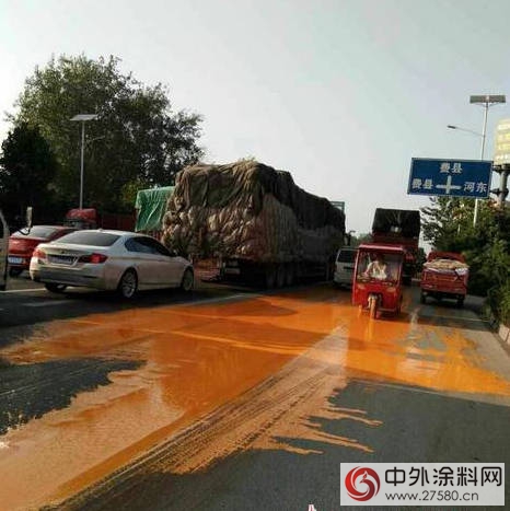 临沂一路口油漆洒满路 是谁摔坏了油漆桶不管了？