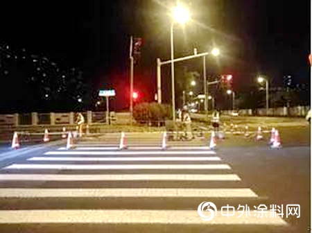 上海市宝山区公路中心对部分道路人行道试点喷涂双组份涂料