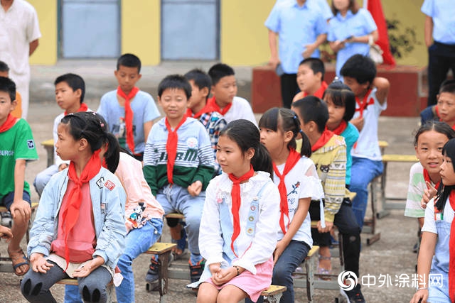 立邦「为爱上色」探访江西新危小学 墙地翻新筑就“彩色魔方”