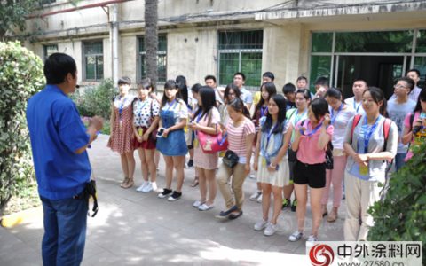 西藏民族学院师生来宝塔山漆参观学习
