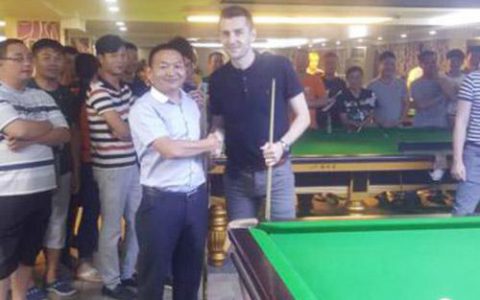 蜗牛漆何总与世界冠军塞尔比约战大良时代桌球城