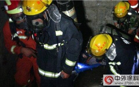 扬州两工人地下刷油漆被困 消防成功营救