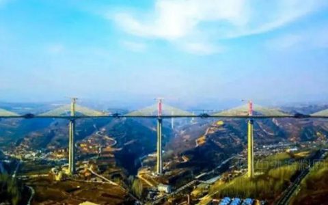 世界连跨长度最长曲线矮塔斜拉桥合龙