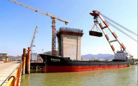 世界最宽公铁两用斜拉桥完成新年第一吊