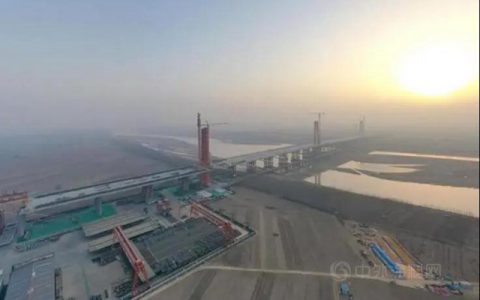 济南凤凰黄河大桥三塔封顶，为世界最大跨度三塔自锚式悬索桥