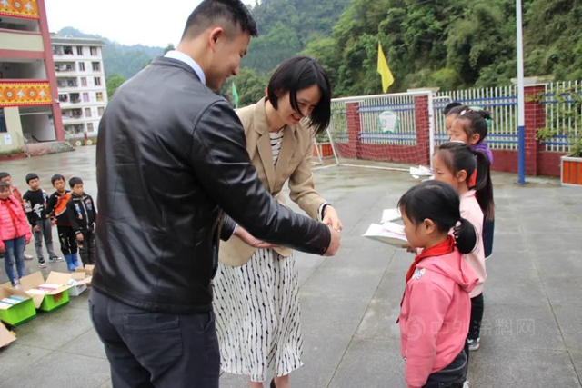 海虹老人在小谷溪村开展帮扶调研并向小谷溪小学捐赠教师培训资金