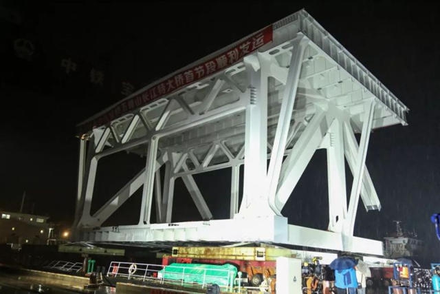 世界最大公铁悬索桥首节钢梁架设，重1170吨，堪比20节高铁车厢！