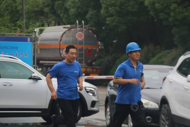 上海展辰安全防线不放松，消防演练进行中！