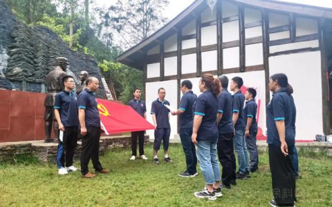 奋斗百年路 启航新征程 | 四川巴德士党组织前往革命圣地，瞻仰烈士纪念碑，传承红色基因