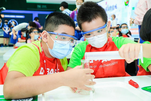 巴斯夫®小小化学家北京站活动亮相中国科学技术馆，趣味实验揭开二氧化碳的奥秘