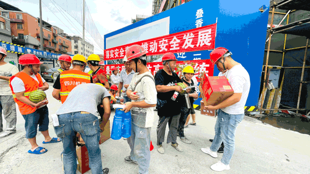 “酷暑献清凉，七彩在路上”——七彩建设开展工地防暑活动