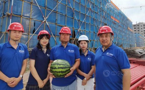 “酷暑献清凉，七彩在路上”——七彩建设开展工地防暑活动