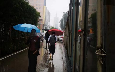 爱心公益｜雨爱心中转，虹伞送心情