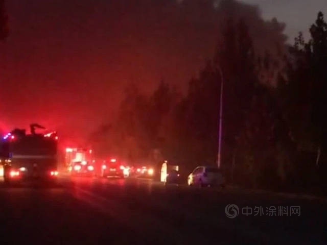 山东淄博一化工厂发生爆炸 现场火光冲天