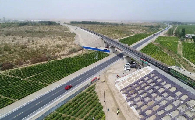 宝塔山漆助力世界首条绕沙漠环形铁路建成