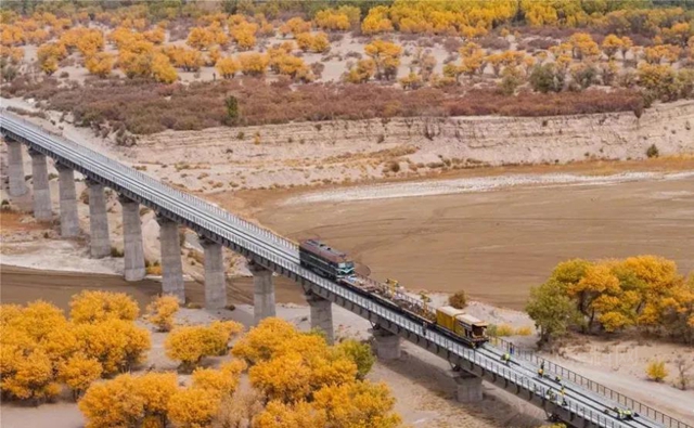 宝塔山漆助力世界首条绕沙漠环形铁路建成