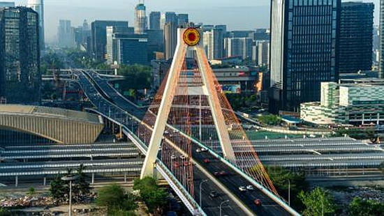 涂靓蓉城三环桥梁风景，紫荆花为第31届世界大运会添彩