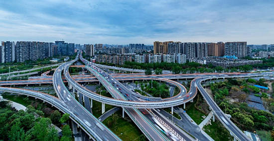 涂靓蓉城三环桥梁风景，紫荆花为第31届世界大运会添彩