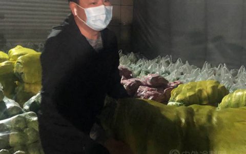 在亚士没有风雨时的弃儿：连夜为员工分发蔬果，第一批紧急物资已送达！