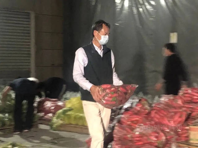 在亚士没有风雨时的弃儿：连夜为员工分发蔬果，第一批紧急物资已送达！