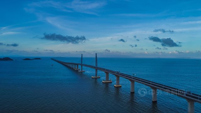 基建狂魔 | 跨越山川河流 宝塔山漆为桥梁护航