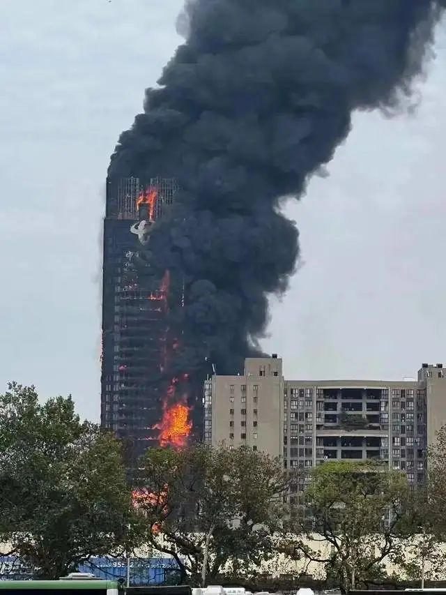 高层建筑消防重在防患于“未燃”，亚士创能真金防火保温板真金不怕火炼