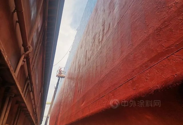 鱼童助力5万吨级散货船”银浦”更换全新防护衣