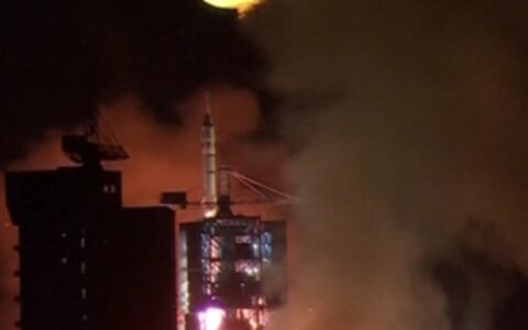 灯塔涂料见证中国宇航员“空中会师”，天上月亮笑弯腰
