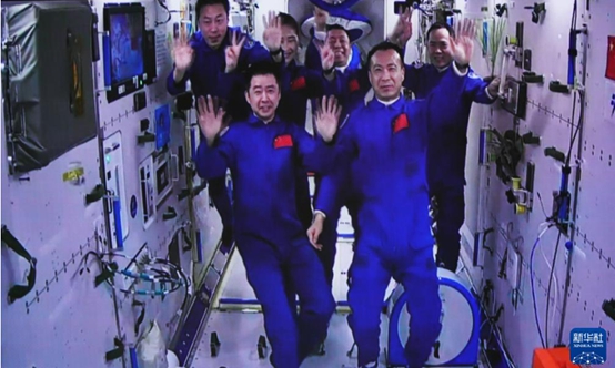灯塔涂料见证中国宇航员“空中会师”，天上月亮笑弯腰