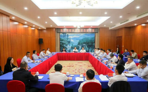 东方雨虹董事长李卫国拜会娄底市委书记邹文辉，市委副书记、市长曾超群