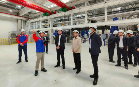 张家港市委书记韩卫一行莅临海虹老人张家港工厂开展现场调研
