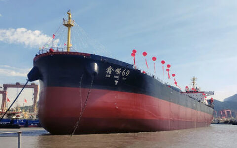 鱼童为5万吨级新造散货船“鑫嵘69”保驾护航