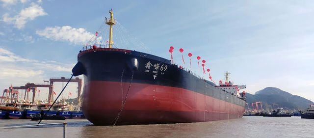 鱼童为5万吨级新造散货船“鑫嵘69”保驾护航