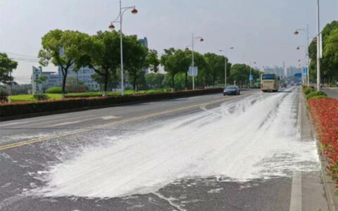 涂料散落污染道路，及时处置排除隐患！