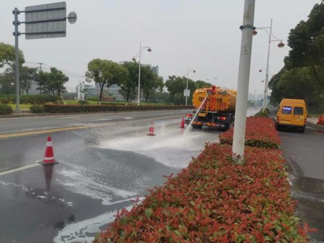 涂料散落污染道路，及时处置排除隐患！