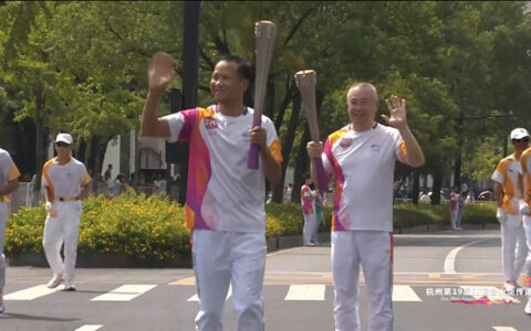 今天，嘉宝莉成为亚运火炬手！