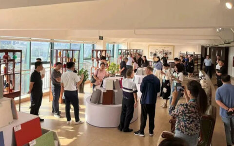 崇州市工商业联合会房产建筑小组莅临成都美中美涂料参观交流