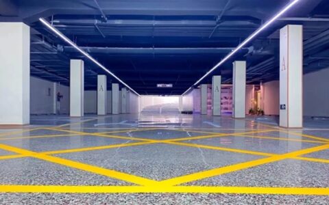 荣誉双喜时刻——七彩建设潍坊分公司凭恒信山水·翡翠名著地坪项目荣获两面锦旗