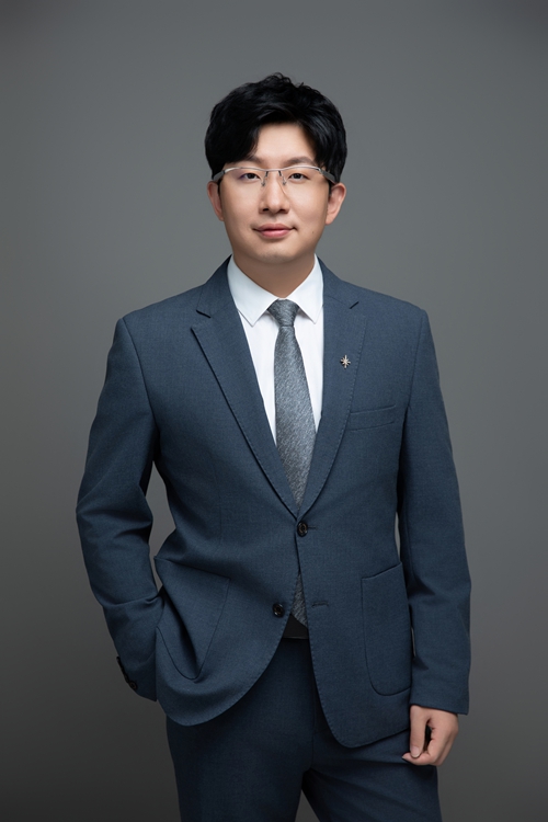 晨阳周泽华：迎难而上逆势破局 晨风破浪再启新程 ——第十五届金漆奖年度风云人物系列
