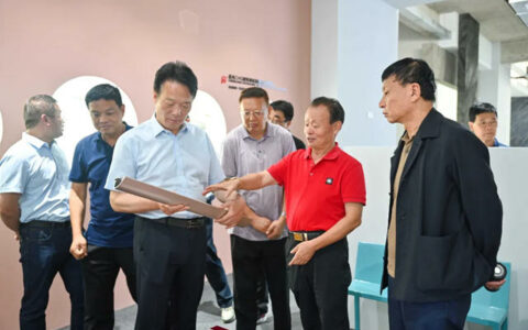 中涂协绿色工业涂料涂装分会理事长张蛟一行莅临晨光参观指导！