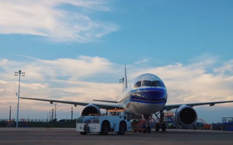 南航C919惊艳亮相！阿克苏诺贝尔助力国产大飞机翱翔天际